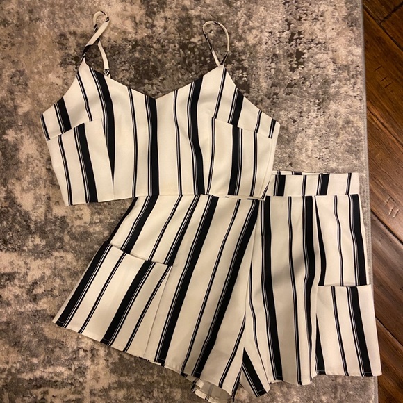 B&W striped 2 piece - Picture 1 of 3